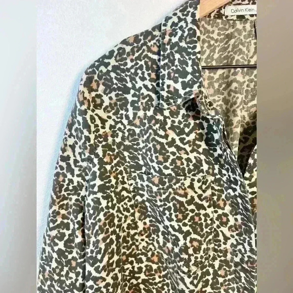 Calvin Klein Jeans | Women's Animal Print Button Down Shirt | Size Large - Picture 2 of 15